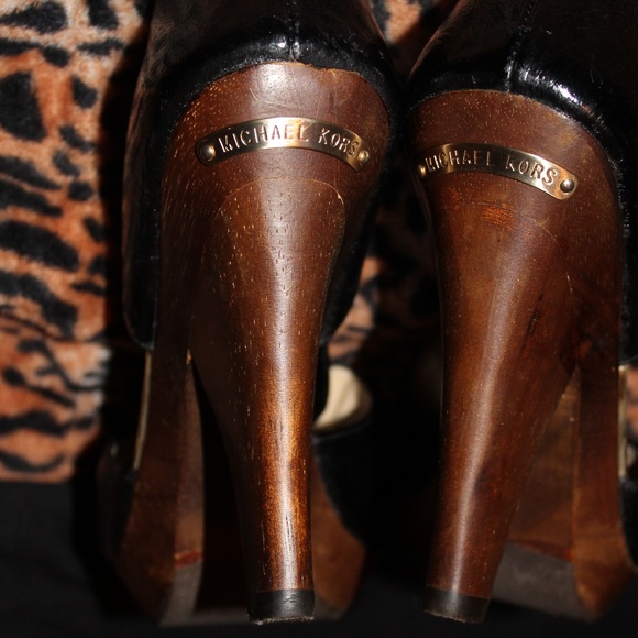 Michael Kors Peep-Toe Leather Sandals - Picture 7 of 8